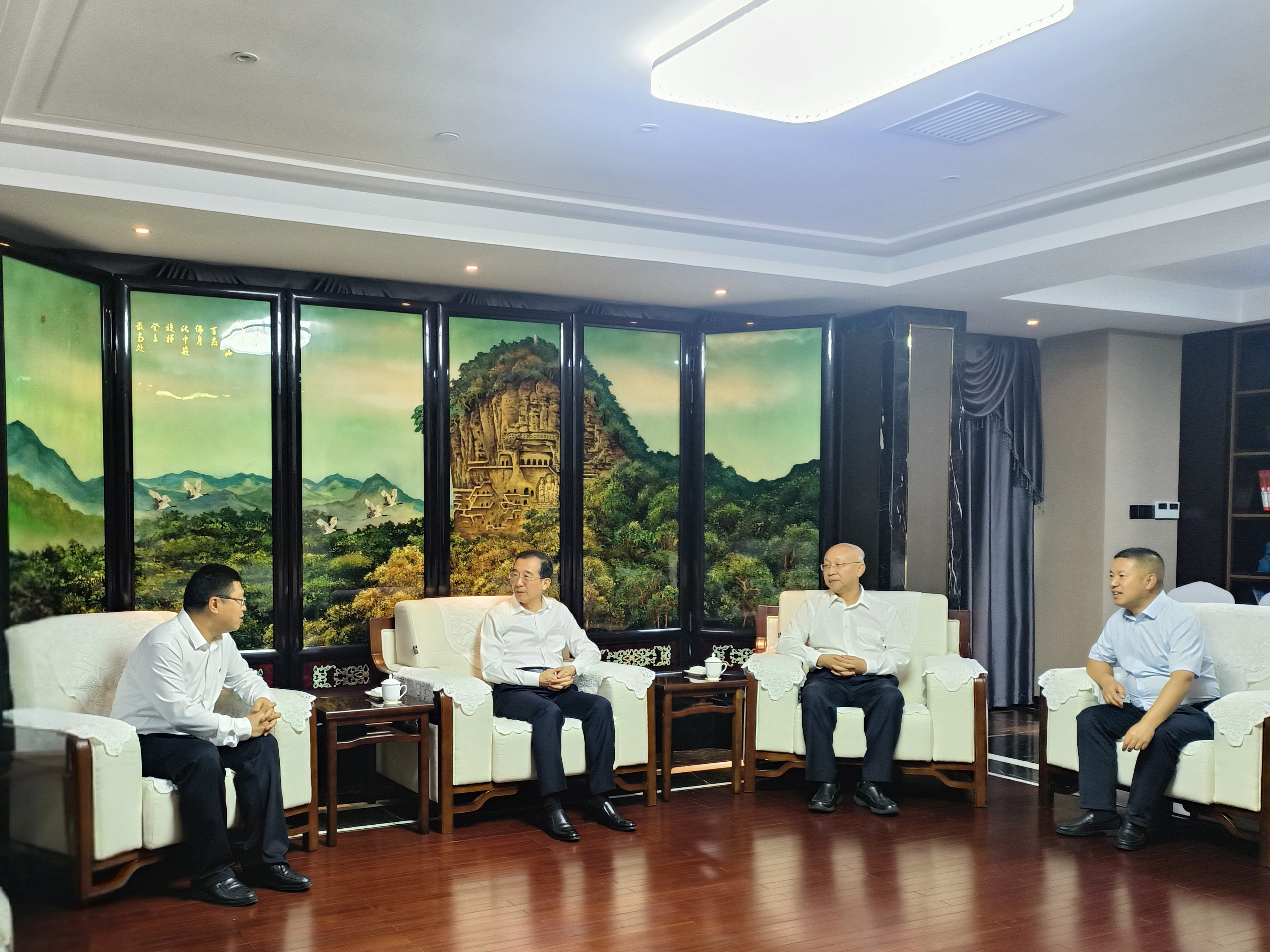 全国政协副主席、农工党中央常务副主席杨震接见农工党天水市委会领导班子成员