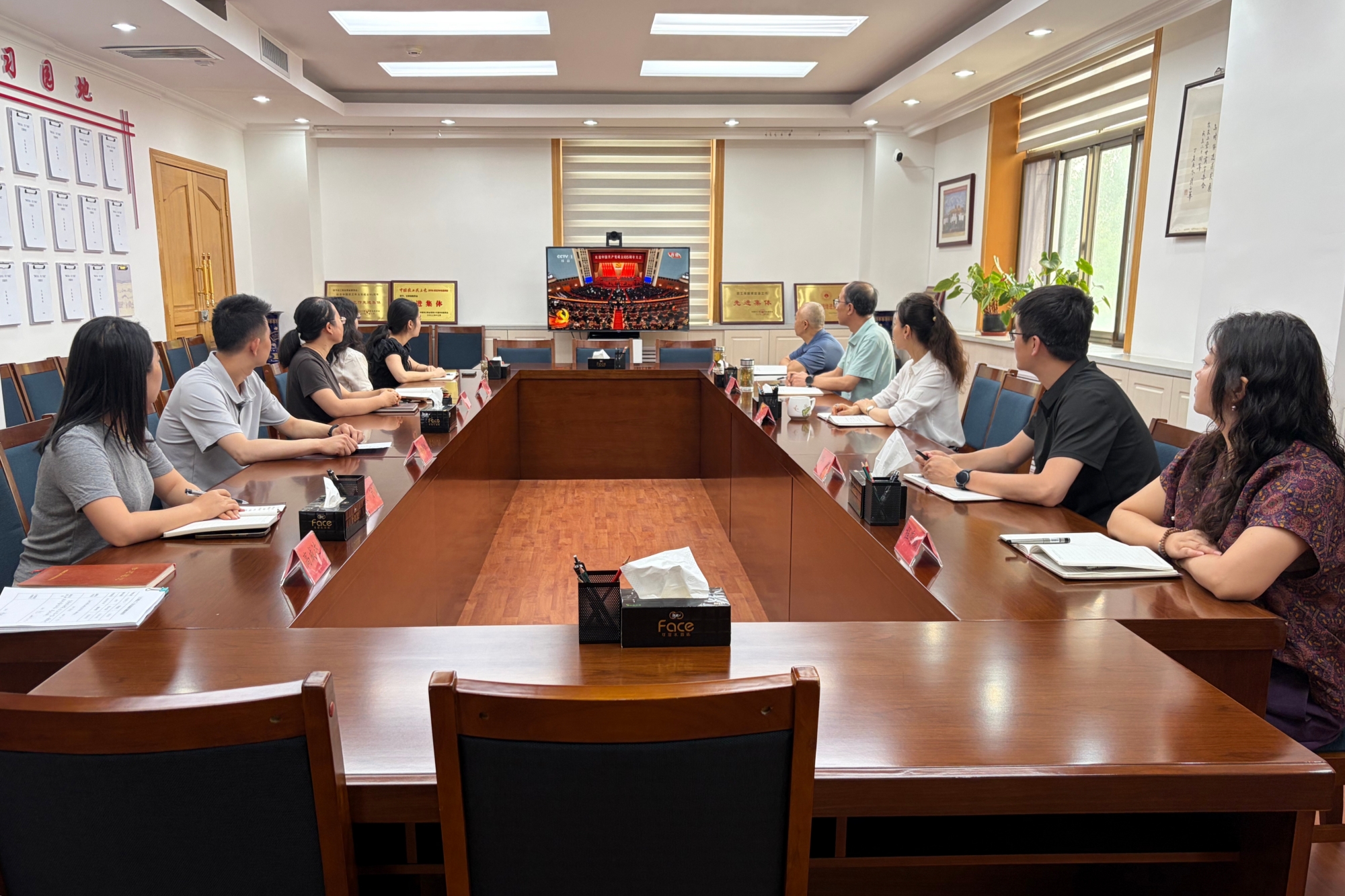 1783043965634106.jpg 收看105周年大会.jpg